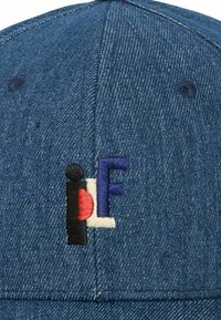 Casquette de baseball en denim avec un logo multicolore brodé à l'avant, dotée d'une couronne structurée et d'un visière pré-incurve.