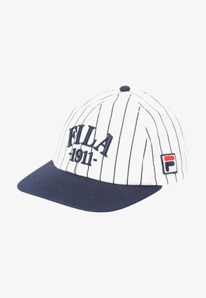 Witte honkbalpet met marineblauwe krijtstrepen, marineblauwe klep, "FILA 1911" geborduurd aan de voorkant en een klein FILA-logo op de zijkant.