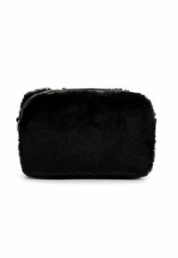 Borsa cosmetica in pelliccia nera con forma rettangolare arrotondata, texture morbida e zip lungo il bordo superiore. Nessun motivo o dettaglio aggiuntivo.