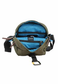 Bolsa de tela verde con un interior azul que presenta un patrón topográfico, múltiples bolsillos y una correa adjustable negra con herrajes de metal.