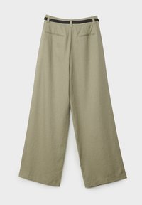 Groene linnen wijde pantalon met een zwarte geweven riem, voorzien van twee achterzakken, een zachte textuur en voldoende beenruimte voor comfort.