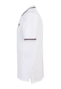 Vit polo skjorta med korta ärmar, utrustad med en ribbad krage med röda och marinblå ränder samt en liten logotyp på vänster bröst.