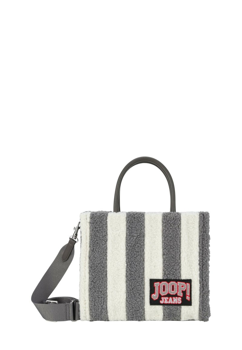 Torba w paski o szarym i białym pluszowym wykończeniu, z czarną łatą z napisem "JOOP! JEANS" w kolorze czerwonym. Posiada krótkie uchwyty oraz odczepiany pasek.