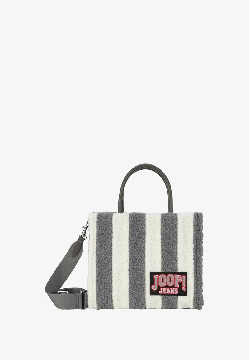 Torba w paski o szarym i białym pluszowym wykończeniu, z czarną łatą z napisem "JOOP! JEANS" w kolorze czerwonym. Posiada krótkie uchwyty oraz odczepiany pasek.