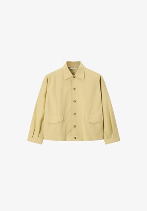 Veste beige clair à boutons, avec col et deux poches avant à rabat, manches longues et ourlet droit.