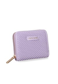 Portafoglio viola con texture e design intrecciato, caratterizzato da una zip dorata e un'etichetta del marchio sul davanti. Forma compatta e rettangolare.