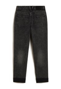 Jeans de mezclilla negra con un acabado ligeramente desgastado, diseño de cinco bolsillos y una cinturilla texturizada negra. Pierna recta con dobladillos cosidos.