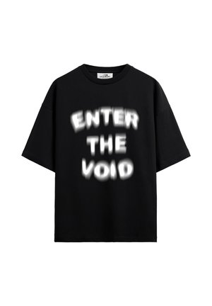 Černé oversized tričko s rozmazaným bílým nápisem "ENTER THE VOID" umístěným uprostřed na přední straně.