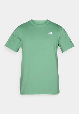 Πράσινο βαμβακερό μπλουζάκι με κοντά μανίκια, στρογγυλή λαιμόκοψη και μικρό λευκό λογότυπο στο αριστερό μέρος του στήθους. Λεπτό υφή και άνετη εφαρμογή.