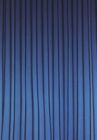 Texturerat tyg i djupblått, med vertikala veck som är jämnt fördelade och visar en slät, mjuk yta med en subtil lyster.