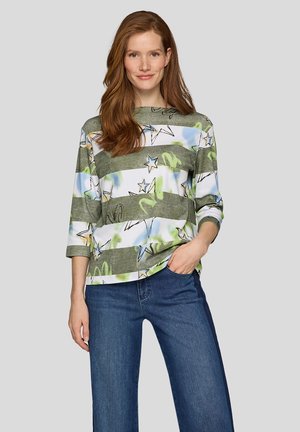 Mehrfarbiges Oberteil mit grünen, weißen und blauen Streifen, die Sternmuster zeigen. Das Shirt hat einen runden Ausschnitt und Dreiviertelärmel.