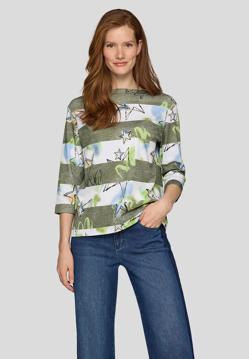 Mehrfarbiges Oberteil mit grünen, weißen und blauen Streifen, die Sternmuster zeigen. Das Shirt hat einen runden Ausschnitt und Dreiviertelärmel.