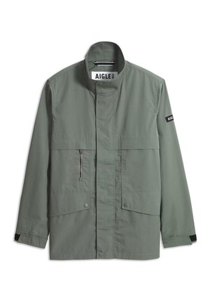 Veste zippée vert clair avec poches à boutons-pression, col montant et logo AIGLE sur l'étiquette de poitrine et la manche gauche.