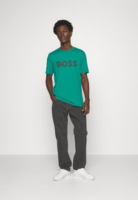 BOSS THINKING - Marškinėliai su spaudiniu - dark green