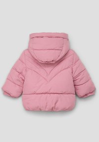 Różowa kurtka puchowa z kapturem, z charakterystycznym wzorem w zygzak, krótkimi rękawami i ściągaczami. Gładkie wykończenie z syntetycznego materiału.