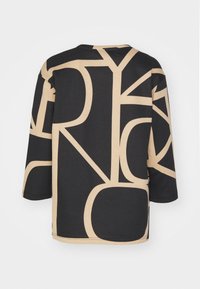 Camiseta negra con un patrón de letras abstractas en beige, con escote redondo y mangas tres cuartos. Tela suave con textura lisa.