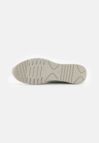 Semelle de chaussure en caoutchouc beige clair avec des rainures et des crêtes texturées, présentant un bout et un talon lisses, avec la taille '37' tamponnée sur le côté.