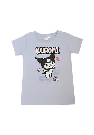 Hellviolettes T-Shirt mit kurzen Ärmeln mit einer Kuromi-Charaktergrafik, Totenkopfhut, rosa gebrochenem Herz, Kirschen und dem Text „KUROMI“ und „cheeky charming.“