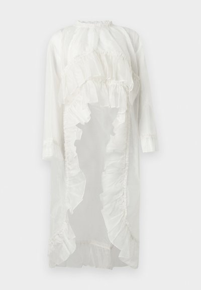 Λευκό φόρεμα με μακριά μανίκια και ψηλό λαιμόκοψη, με ένα καταρράκτη από στρωτές πιέτες που κατεβαίνουν μπροστά και γύρω από το τελείωμα.
