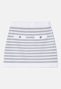 Jupe rayée en gris et blanc, fabriquée dans un tissu texturé, avec une ceinture ajustée et deux poches décoratives avec des boutons argentés.