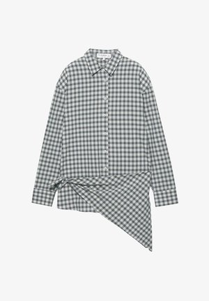 Koszula z długim rękawem w zielono-białą kratę, z klasycznym kołnierzykiem i asymetrycznym detalem wiązanym z boku.