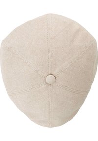 Beige pet met een ronde kroon, gemaakt van een gestructureerde stof. Beschikt over een middenknop en zichtbare stikdetails.