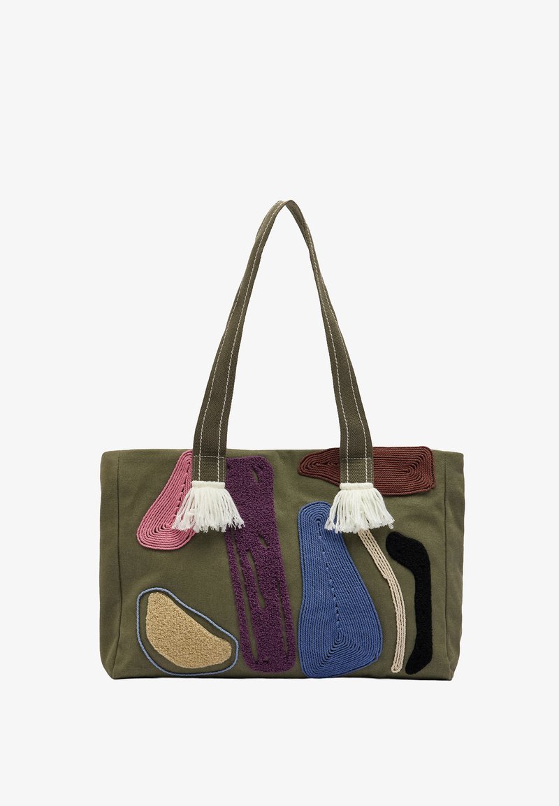 Torba płócienna w oliwkowym kolorze z kolorową, abstrakcyjną haftą w różowym, fioletowym, niebieskim, beżowym i czarnym kolorze. Posiada białe chwosty i paski w paski.