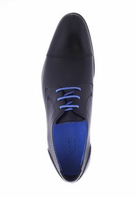 Schwarze Leder-Dressschuhe mit glatter Oberfläche, ausgestattet mit blauen Schnürsenkeln und blauer Innenauskleidung. Spitz zulaufendes Design mit dezenten Steppnähten.