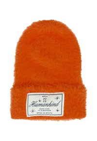 Beanie lavorato a maglia arancione e morbido con risvolto. Presenta un'etichetta bianca con testo nero e stelle decorative. Tessuto morbido in tutto il prodotto.