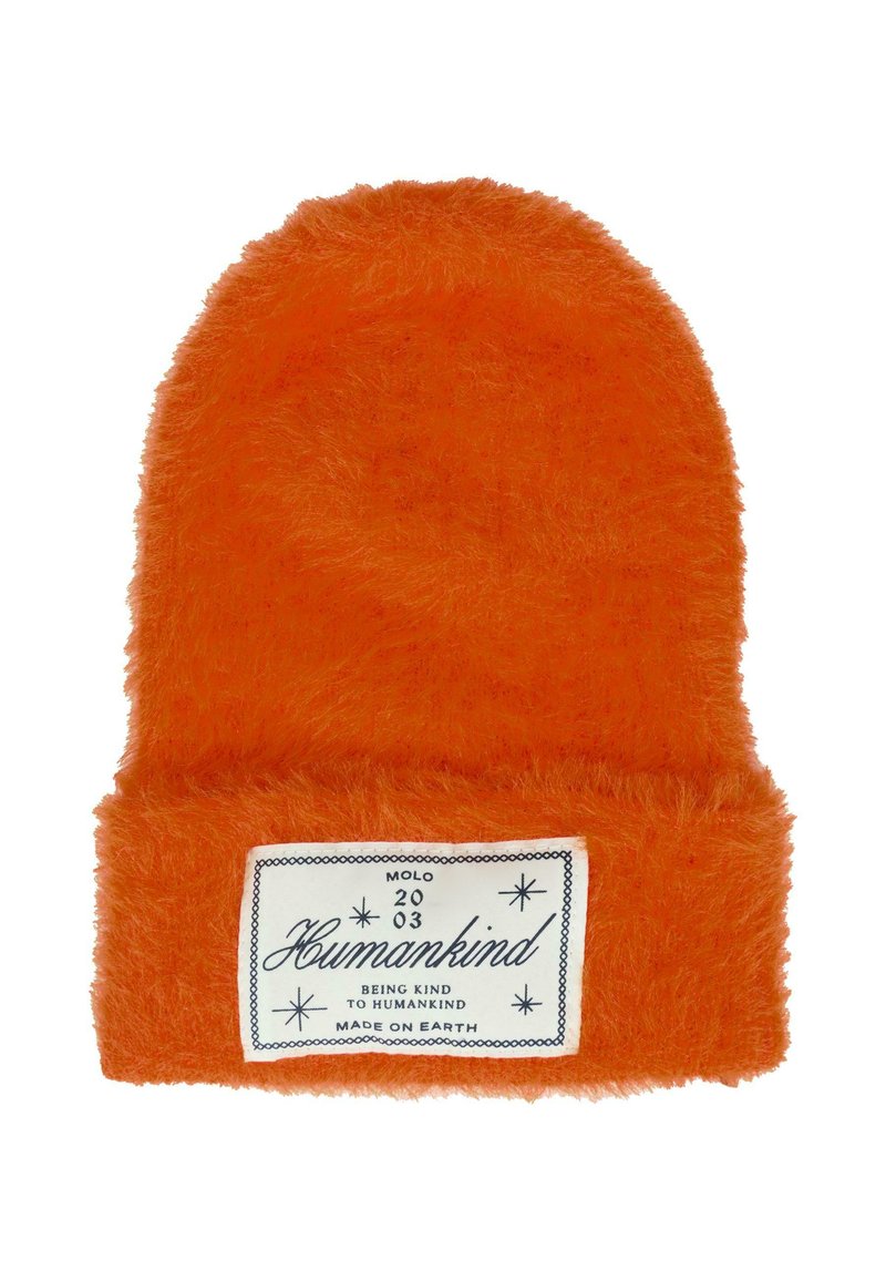 Beanie lavorato a maglia arancione e morbido con risvolto. Presenta un'etichetta bianca con testo nero e stelle decorative. Tessuto morbido in tutto il prodotto.