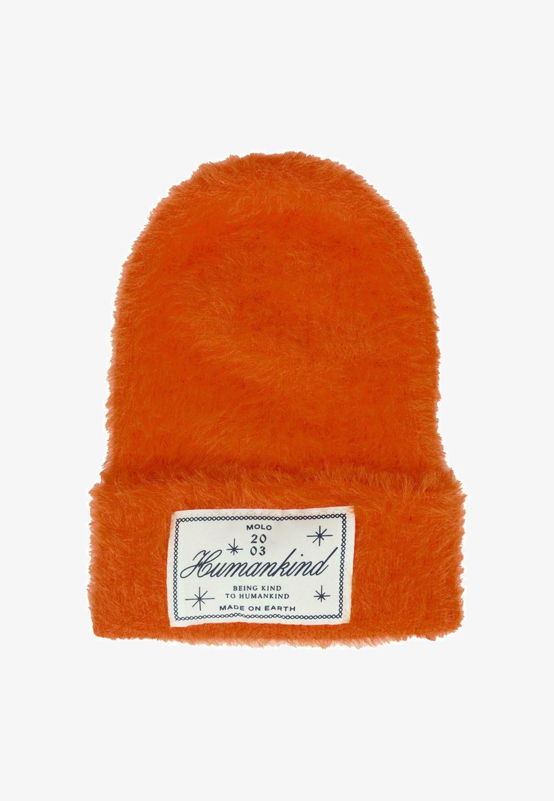 Beanie lavorato a maglia arancione e morbido con risvolto. Presenta un'etichetta bianca con testo nero e stelle decorative. Tessuto morbido in tutto il prodotto.