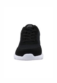 Chaussures de sport noires avec une tige en maille, des accents en daim et une semelle extérieure blanche. Présentent des lacets ronds et un logo sur la languette.