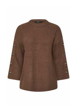 Maglione marrone lavorato a maglia con un collo alto e maniche a tre quarti. Presenta dettagli con bottoni lungo i polsini delle maniche. Tessuto testurizzato e vestibilità morbida.