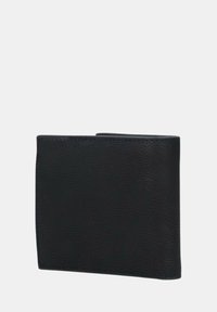 Cartera de cuero negro con superficie texturizada, diseño de bi-fold, forma rectangular y acentos cosidos. Sin marcas ni herrajes visibles.