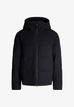 Schwarze Daunenjacke mit einer anpassbaren Kapuze, strukturiertem Stoff, vorderem Reißverschluss und horizontal genähten Paneelen.