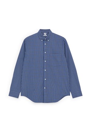 Blauw-wit geruit overhemd met lange mouwen, knoopsluiting, knoopkraag en afgeronde zoom, platliggend op een witte achtergrond.