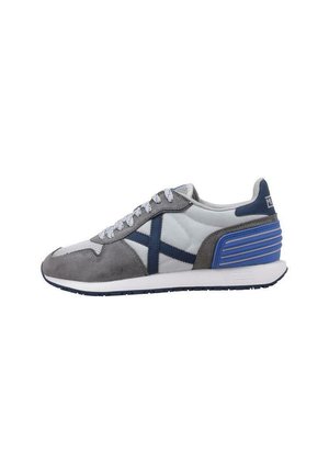 Baskets de sport pour hommes en velours gris et en maille bleu clair, avec des accents marine, un talon texturé et une semelle blanche.