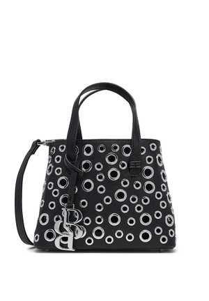 Schwarze Handtasche mit doppelten Griffen und silbernen Metallösen in verschiedenen Größen sowie einem silbernen dekorativen Anhänger, der an einem Griff hängt.