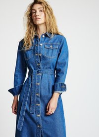 Robe-chemise en jean, lavage bleu, manches longues, fermeture boutonnée à l'avant, deux poches poitrine, taille ceinturée et détails de couture contrastants.