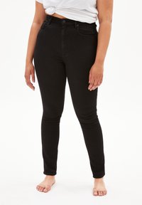 Jeans negros de tiro alto con corte slim, hechos de denim. Presentan un estilo clásico de cinco bolsillos y un cierre de botón en la cintura.