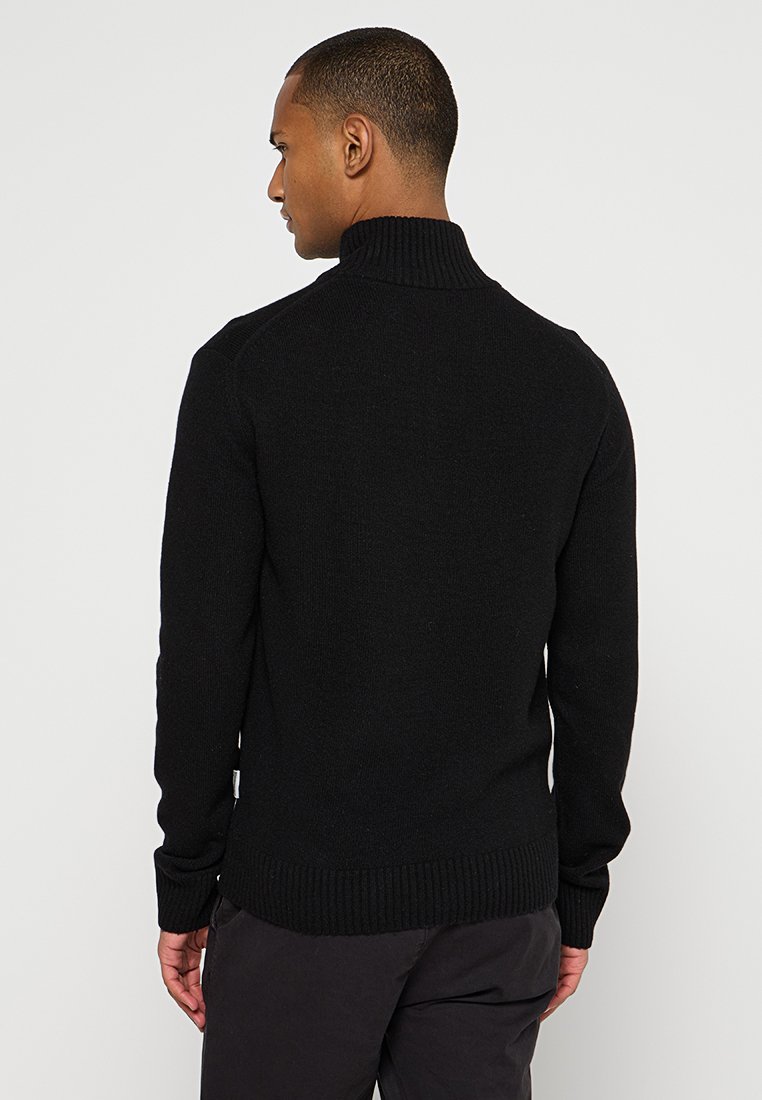 Schwarzer Strickpullover mit einem gerippten Turtleneck, langen Ärmeln und einer figurbetonten Silhouette, aus strukturiertem Stoff ohne sichtbare Muster.
