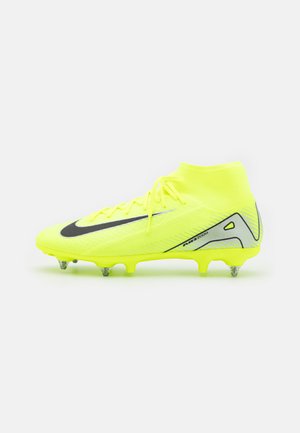 Crampon de football jaune vif avec une tige texturée, un col de cheville ajusté, un logo noir, des accents argentés et six crampons métalliques sur la semelle.