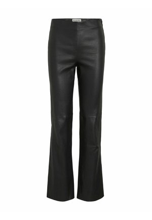 Zwarte high-waisted faux leren broek met een rechte pasvorm en naaddetails bij de knieën, gelabeld "ROUGE EDIT" op de tailleband.