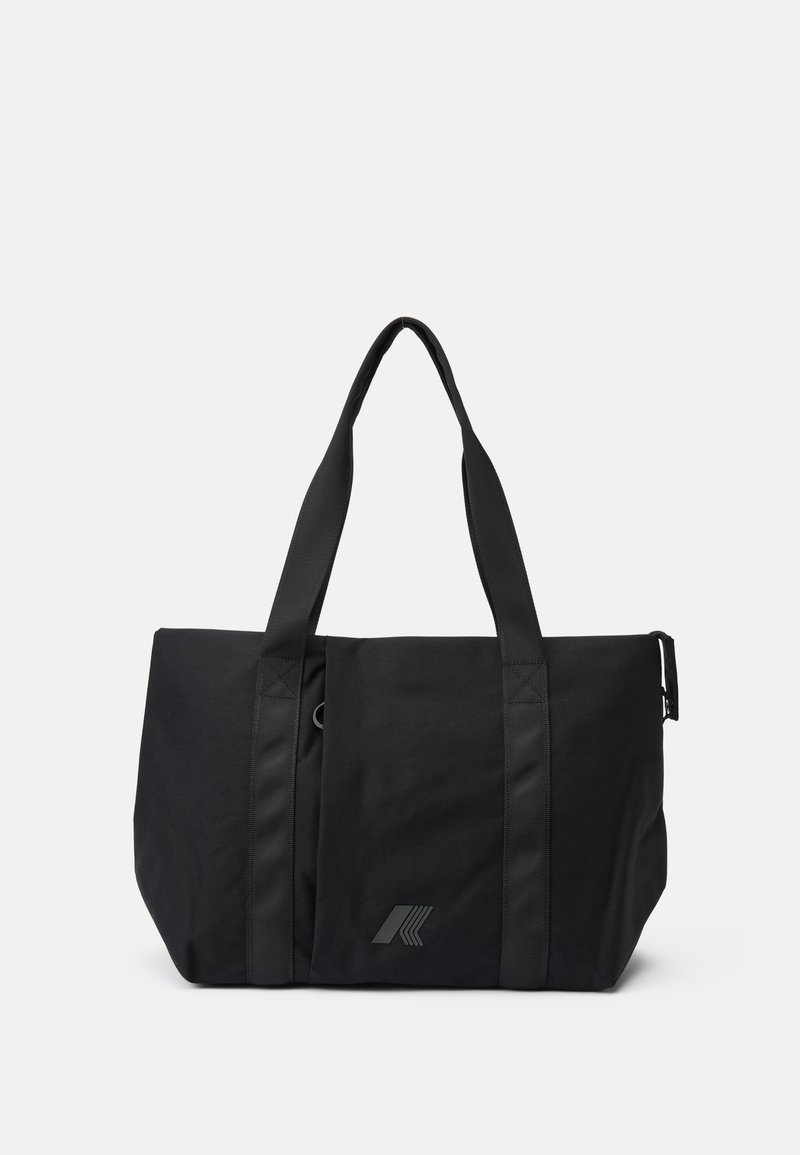 Sac fourre-tout en tissu noir avec deux larges poignées, de forme rectangulaire, texture lisse et un détail de logo discret dans le coin inférieur.