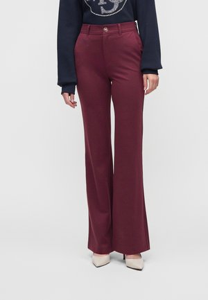 Guess, CHRISSY LOGO CHAIN FLARE PANT - Панталони - regal plum