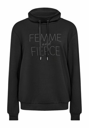 Zwarte sweatshirt met een kraag, lange mouwen en een trekkoord. Heeft een opdruk met de tekst “FEMME en FIERCE” in contrasterend grijs. Zachte textuur.