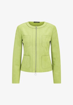 Zielona zamszowa kurtka z okrągłym dekoltem, z przodu na zamek błyskawiczny oraz dwoma kieszeniami na piersi. Charakteryzuje się gładką fakturą i dopasowanym krojem.