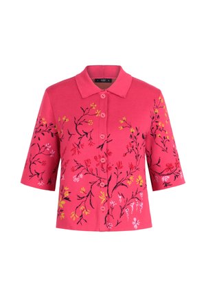 Roze korte mouw cardigan met knopen en kraag, versierd met gele, roze en rode bloemrijke borduursels op de voorkant en mouwen.