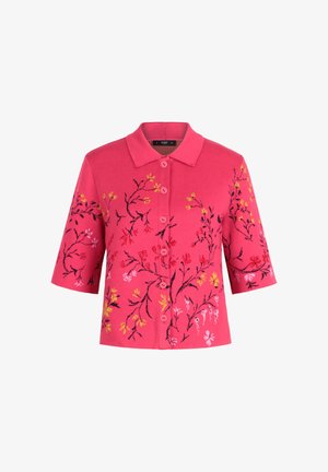 Cárdigan rosa de manga corta con botones y cuello, decorado con bordados florales en amarillo, rosa y rojo en la parte delantera y las mangas.
