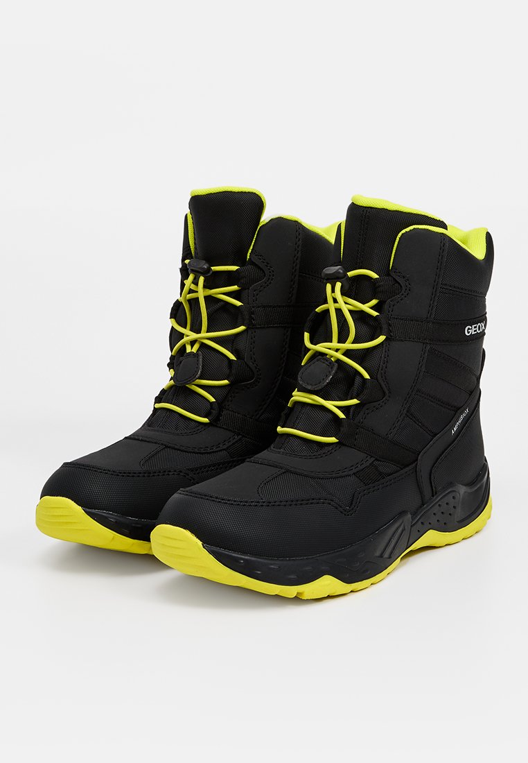 Schwarze Winterstiefel mit gelben Akzenten, ausgestattet mit einer strukturierten Oberfläche, Kunststoffbeschlägen und einer Höhe bis zur Hälfte der Wade. Geox-Branding an der Seite.